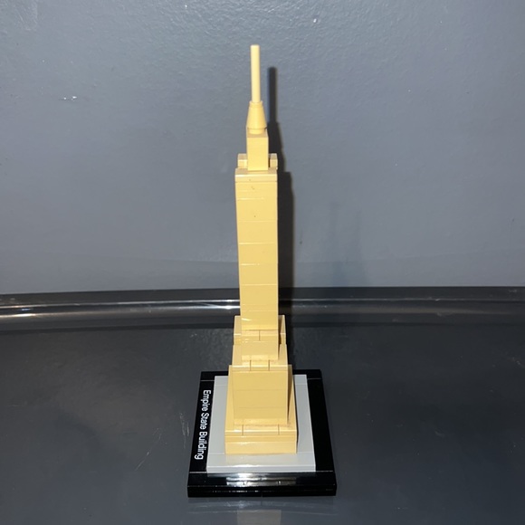 Retired Lego Empire State Building 21002 - Picture 3 of 7